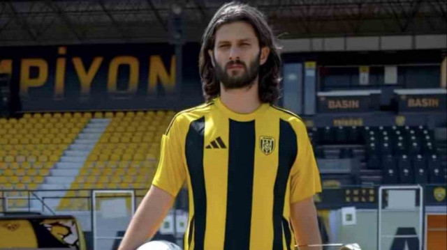 İbrahim Yılmaz yeni takımının formasıyla poz verdi.