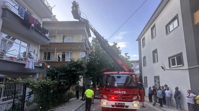 Yangına, çocuklar merdiven boşluğunda oynarken eski ayakkabı ve eşyaların tutuşmasının yol açtığı iddia edildi.