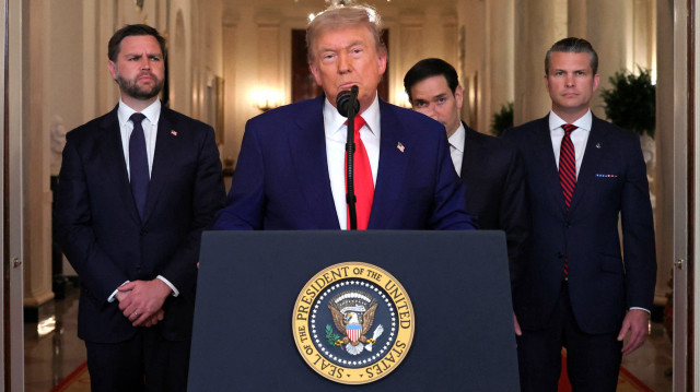 Le président américain Donald Trump s'adresse à la nation, aux côtés du vice-président américain JD Vance (à gauche), du secrétaire d'État américain Marco Rubio (2e à droite) et du secrétaire d'État américain à la Défense Pete Hegseth (à droite), depuis la Maison Blanche à Washington, DC, le 21 juin 2025, après l'annonce du bombardement de sites nucléaires iraniens par les États-Unis. Le président Donald Trump a déclaré le 21 juin 2025 que l'armée américaine avait mené une "attaque très réussie" sur trois sites nucléaires iraniens, dont l'installation souterraine d'enrichissement d'uranium de Fordo. "Nous avons mené à bien notre attaque contre les trois sites nucléaires iraniens, à savoir Fordow, Natanz et Ispahan", a déclaré Donald Trump dans un message publié sur sa plateforme Truth Social.