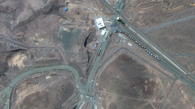 Cette image satellite diffusée avec l'autorisation de Maxar Technologies montre des camions de marchandises positionnés près d'une entrée souterraine de l'usine d'enrichissement de combustible de Fordo (FFEP), à Fordo, en Iran, le 19 juin 2025. Le 21 juin 2025, le président Donald Trump a averti l'Iran de ne pas réagir après que les frappes américaines ont visé ses principales installations d'enrichissement nucléaire lors d'attaques qu'il a qualifiées de "succès militaire spectaculaire". Le président Donald Trump a déclaré le 21 juin 2025 que l'armée américaine avait mené une "attaque très réussie" contre trois sites nucléaires iraniens, dont l'installation souterraine d'enrichissement de l'uranium de Fordo. "Nous avons terminé notre attaque très réussie sur les trois sites nucléaires iraniens, notamment Fordow, Natanz et Ispahan", a déclaré Trump dans un message publié sur sa plateforme Truth Social.