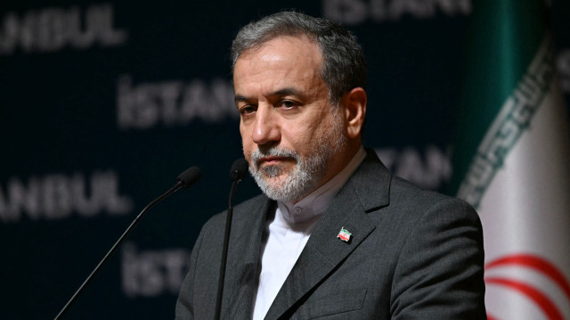 Le ministre iranien des Affaires étrangères, Abbas Araghchi, lors d'une conférence de presse au centre de congrès Lutfi Kırdar, en marge de la 51e session du Conseil des ministres des Affaires étrangères de l'Organisation de la coopération islamique (OCI), à Istanbul, le 22 juin 2025. Le 22 juin 2025, le ministre iranien des affaires étrangères, Abbas Araghchi, a condamné les attaques américaines contre des sites nucléaires clés, les qualifiant de "scandaleuses", et a déclaré que son pays avait le droit de défendre sa souveraineté.