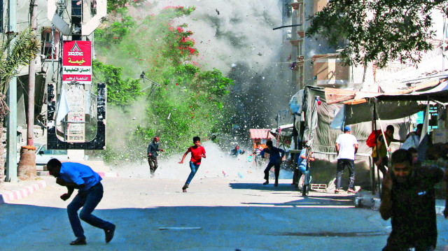 <h2>TOZ DUMAN</h2><p>Sayısı artık hatırlanamayacak saldırılardan birinde hayat ve ölüm arasındaki çizgide koşan Gazzeliler, nereye kaçacaklarını bilmez haldeler. Gazze’de güvenli bir yer yok. İsrail saldırılarının herhangi bir sınırı da yok. Amerika ve Avrupa’nın tedarik ettiği ölümcül bombalarla insanlık öldürülüyor, Gazze soykırıma tabi tutuluyor. Geride kalan toz ve duman. Dünya üzerinde insanlıktan eser kalmamış. (Eyad BABA / AFP)</p>