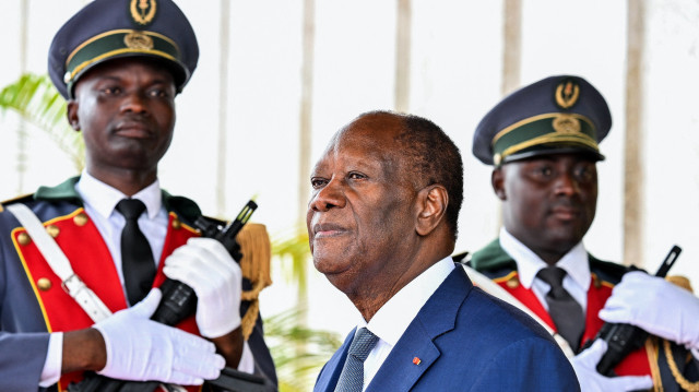 Le président ivoirien Alassane Ouattara attend l'arrivée du président de la République de Guinée au palais présidentiel d'Abidjan, le 17 juin 2025.