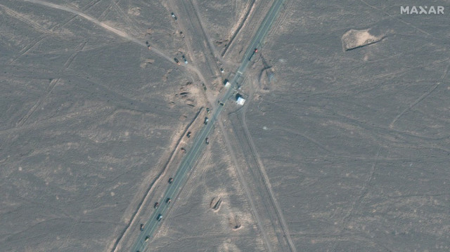 Cette image satellite diffusée avec l'autorisation de Maxar Technologies montre de nouveaux revêtements de véhicules et des camions sur la route à 1,1 km de l'usine iranienne d'enrichissement de combustible de Fordo (FFEP), à Fordo, en Iran, le 20 juin 2025.