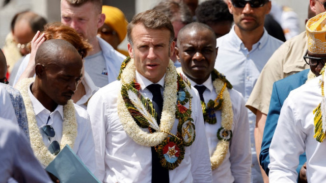 Le président français Emmanuel Macron visite une ferme avec des représentants du secteur agricole lors de sa visite dans le territoire français d'outre-mer de Mayotte touché par le cyclone, à Tsingoni, le 21 avril 2025.