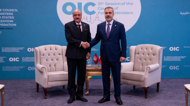 Le ministre tunisien des Affaires étrangères Mohamed Ali Nafti et le ministre turc des Affaires étrangères.