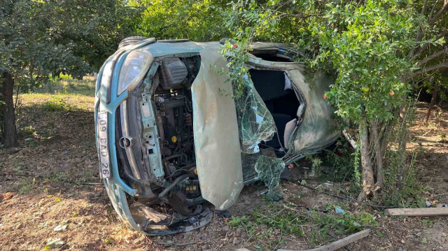 Otomobil yol kenarındaki tarlaya girip yan yattı, 4 yaralı