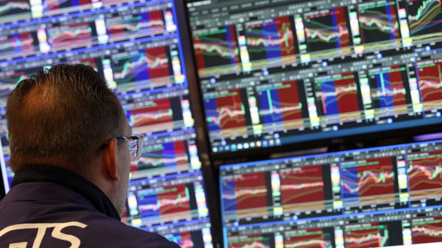 Des traders travaillent sur le parquet du New York Stock Exchange (NYSE) à New York City le 18 juin 2025. 