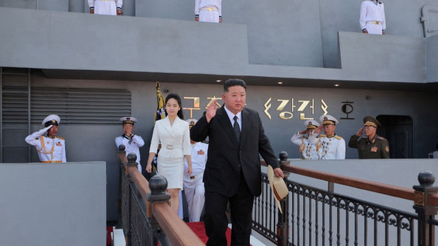Cette photo prise le 12 juin 2025 et diffusée par l'agence de presse officielle nord-coréenne Korean Central News Agency (KCNA) via KNS le 13 juin 2025 montre le dirigeant nord-coréen Kim Jong Un (C) et sa fille Ju Ae (centre G) montant à bord du destroyer "Kang Kon" au chantier naval de Rajin dans le port près de Rason en Corée du Nord.