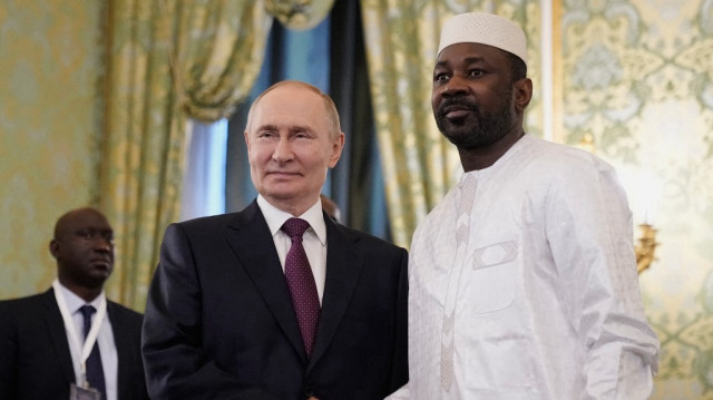 Le président russe Vladimir Poutine et le chef de la junte malienne Assimi Goita se serrent la main lors d'une réunion au Kremlin, à Moscou, le 23 juin 2025.