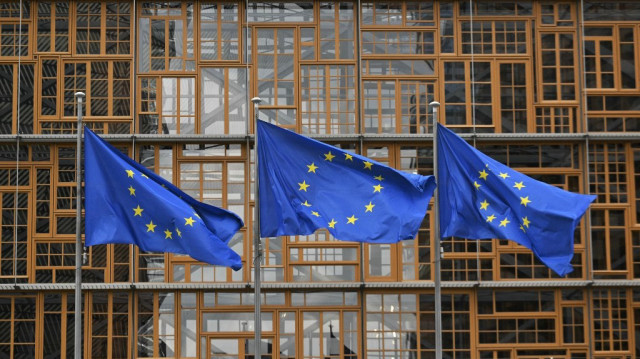 Les drapeaux de l'Union européenne flottent à l'extérieur du bâtiment Europa avant la conférence de Bruxelles IX "Standing with Syria : meeting the needs for a successful transition", à Bruxelles le 17 mars 2025.