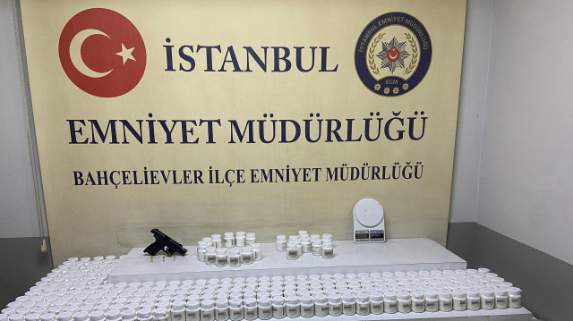 Şüphelinin evindeki aramada çeşitli yerlere saklanmış çok miktarda uyuşturucu ele geçirildi.