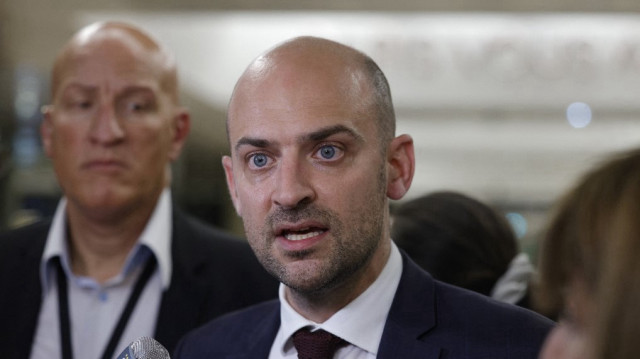 Le ministre français de l'Europe et des Affaires étrangères, Jean-Noël Barrot, s'adresse aux journalistes à l'aéroport de Paris-Orly, à Orly, au sud de Paris, tôt le 23 juin 2025, après l'arrivée d'un vol de rapatriement de ressortissants français quittant Israël via Amman.