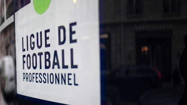 Logo de la Ligue de football professionnel (LFP) sur la façade de son siège à Paris, le 1er février 2021.