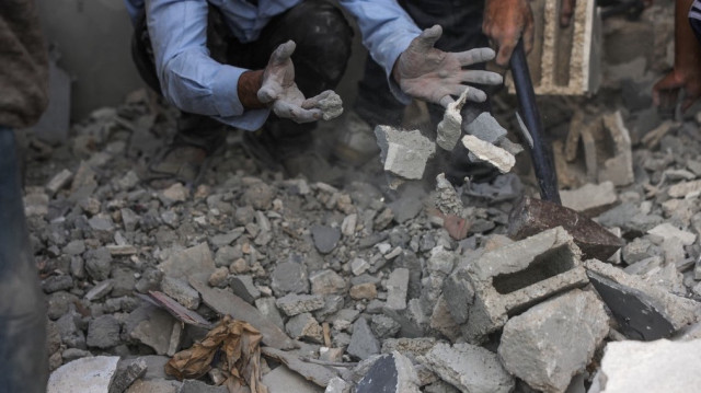 Des Palestiniens cherchent des survivants et des victimes dans les décombres de la maison d'Abu Nadi qui a été touchée par une frappe israélienne à l'ouest de Jabalia dans le nord de la bande de Gaza, le 23 juin 2025.