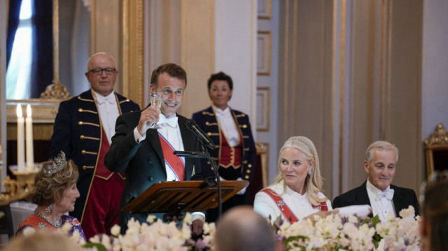 Le président français Emmanuel Macron (2e à gauche) porte un toast alors qu'il prononce un discours à côté (à gauche) de la reine Sonja de Norvège, de la princesse héritière Mette-Marit de Norvège et du Premier ministre norvégien Jonas Gahr Stoere lors du dîner de gala au palais royal d'Oslo, le 23 juin 2025, dans le cadre de la visite d'État qu'il a effectuée en Norvège.