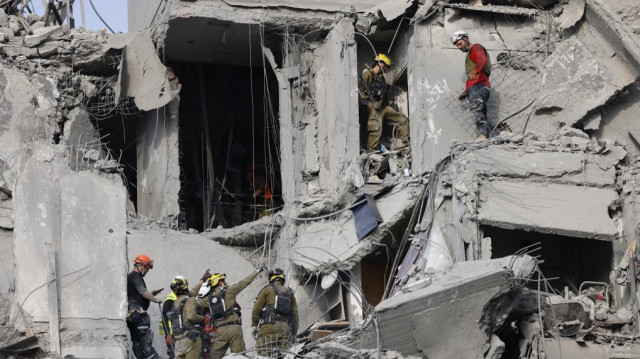 Des secouristes vérifient les dégâts causés à un bâtiment par un tir de missile iranien à Beersheba, dans le sud d'Israël, le 24 juin 2025.