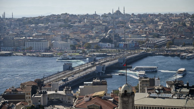 Vue générale de la Corne d'Or d'Istanbul montrant le pont de Galata menant à la Nouvelle Mosquée.