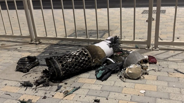 Cette image tirée d'une séquence AFPTV montre les restes d'un missile iranien intercepté au-dessus du Qatar, gisant sur un trottoir près d'une clôture, le 23 juin 2025. Le Qatar a déclaré le 23 juin que la situation sécuritaire était "stable" après une attaque de missiles iraniens visant une base américaine sur son territoire, en représailles aux attaques américaines contre les sites nucléaires iraniens.