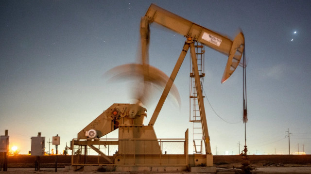 Цены на нефть снизились почти на 5%
