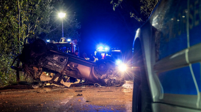 La police hongroise enquête sur le site d'un accident près de Kiskunmajsa, dans le sud de la Hongrie, à environ 40 km de la frontière serbe, le 12 octobre 2023, lorsqu'une voiture soupçonnée de faire passer des migrants s'est renversée. Deux personnes sont mortes et six autres ont été blessées lorsqu'une voiture soupçonnée de faire du trafic s'est renversée le 12 octobre en Hongrie, a déclaré la police, alors que de plus en plus de personnes cherchent à quitter la Serbie en passant par l'État membre de l'UE.