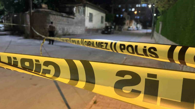 Bıçaklanan sürücü, yaralı halde aracını bırakarak kaçtı; daha sonra sağlık ekiplerince hastaneye kaldırıldı.
