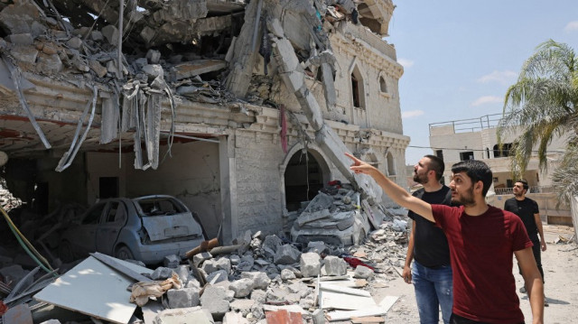 Des hommes inspectent la destruction d'une maison dans la ville arabo-israélienne de Tamra, le 24 juin 2025, quelques jours après qu'un missile balistique iranien ait frappé le quartier.