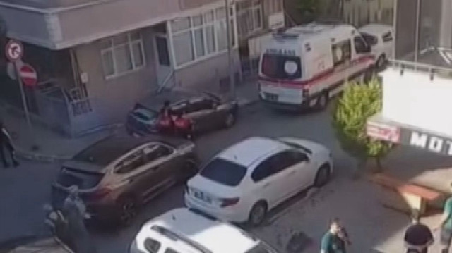 Polisten kaçmak için çatıdan atlayarak beton zemine düşen şüphelinin bacakları kırıldı.