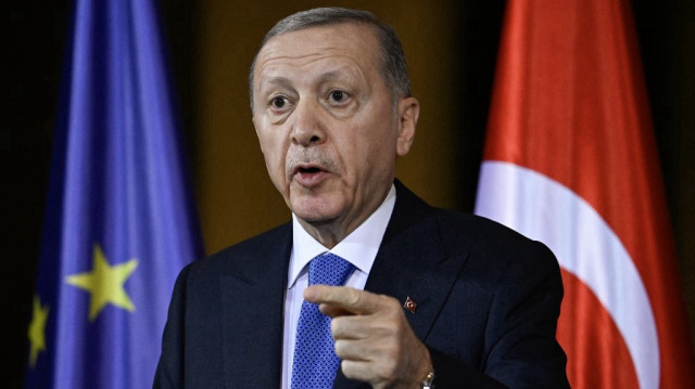 Le président turc Recep Tayyip Erdogan s'exprime à côté du drapeau européen (à gauche) et du drapeau turc lors d'une conférence de presse conjointe avec la chancelière allemande (invisible) avant les pourparlers à la Chancellerie à Berlin, le 17 novembre 2023.