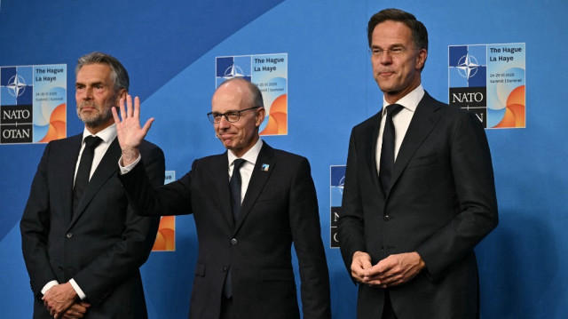 Le Premier ministre luxembourgeois Luc Frieden (C) pose pour une photo avec le secrétaire général de l'OTAN Mark Rutte (D) et le Premier ministre néerlandais Dick Schoof lors du sommet des chefs d'État et de gouvernement de l'Organisation du traité de l'Atlantique Nord (OTAN) à La Haye, le 25 juin 2025. Les chefs d'État et de gouvernement des pays membres de l'OTAN tiennent un sommet de deux jours les 24 et 25 juin à La Haye.