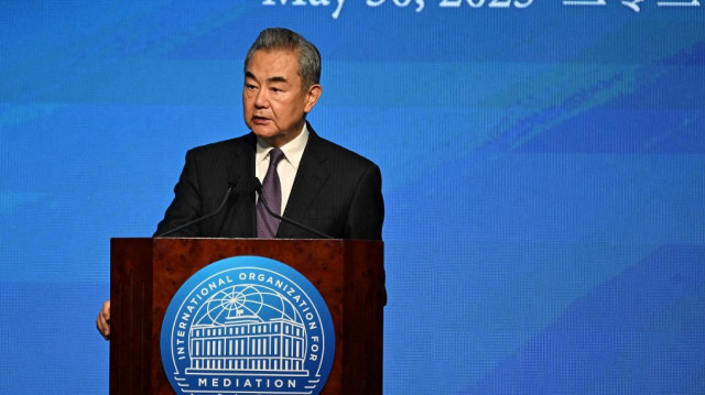Le ministre chinois des affaires étrangères Wang Yi s'exprime lors de la cérémonie de signature de la convention sur l'établissement de l'Organisation internationale de médiation (OIMed) à Hong Kong, le 30 mai 2025.