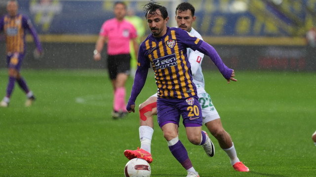 Trendyol 1. Lig'in 31. haftasında Eyüpspor ile Boluspor Eyüp Stadı'nda karşılaştı. Bir pozisyonda Eyüpspor oyuncusu Recep Niyaz (solda) ile Boluspor oyuncusu Jefferson Nogueira Junior (22) mücadele etti.