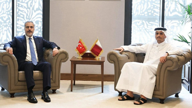Türkiye's Foreign Minister Hakan Fidan (L) and his Qatari counterpart Mohammed bin Abdulrahman Al-Thani (R)