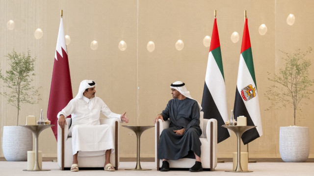 D’après l’agence de presse officielle des Émirats, WAM, le président émirati Mohammed ben Zayed a eu un entretien téléphonique avec l’émir du Qatar, Cheikh Tamim.