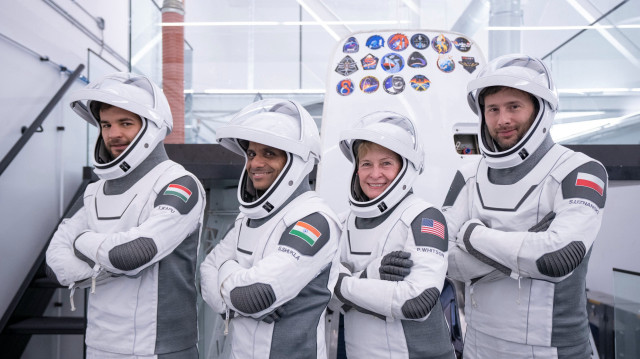 Les quatre astronautes mèneront une soixantaine d’expériences scientifiques, notamment sur les micro-algues et les tardigrades, des organismes connus pour leur résistance extrême.