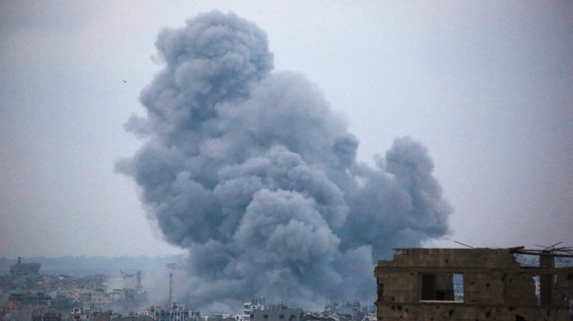 Des fumées se dégagent lors de frappes israéliennes à l'est de la ville de Jabalia, dans le nord de la bande de Gaza, le 22 juin 2025.