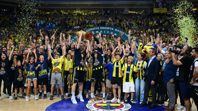 Fenerbahçe Beko sezonu üç kupayla tamamladı.