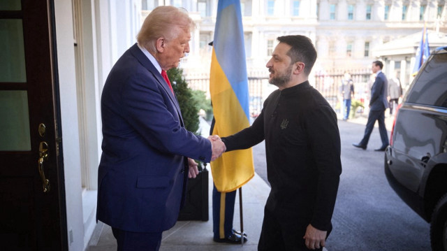 Президент США Дональд Трамп приветствует президента Украины Владимира Зеленского в Белом доме в Вашингтоне перед их переговорами 28 февраля 2025 года. | Фото: AFP