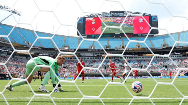 Manuel Neuer du FC Bayern Munich regarde le but d’Andreas Schjelderup du SL Benfica au Bank of America Stadium, le 24 juin 2025 à Charlotte, en Caroline du Nord.