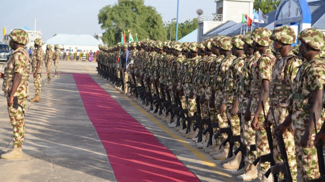Les troupes de l'opération Hadin Kai Maimalari sont alignées à la base militaire d'Aiir à Maiduguri, le 11 décembre 2023, lors de la visite du président nigérian Bola Tinubu au début de la conférence annuelle du chef d'état-major de l'armée (COAS) de 2023.