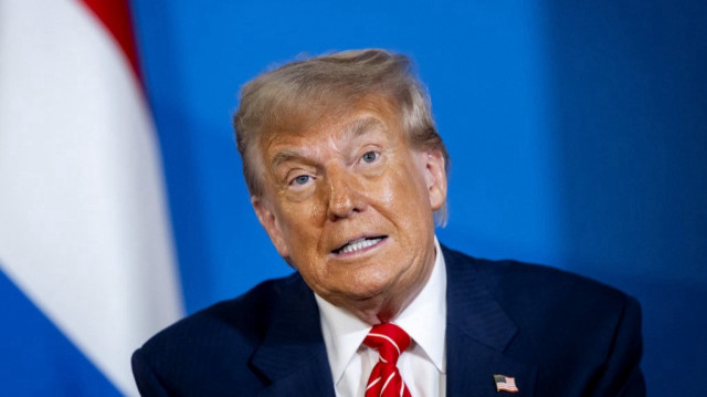 Le président américain Donald Trump fait un geste lors de sa rencontre avec le premier ministre néerlandais en marge du sommet de l'Organisation du traité de l'Atlantique nord (OTAN) à La Haye, le 25 juin 2025.