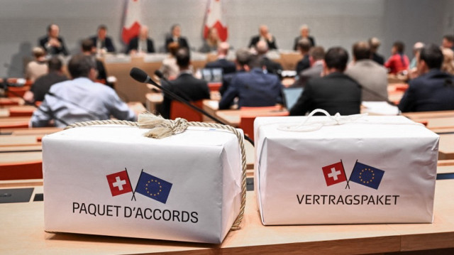 Des blocs de papiers ornés des drapeaux suisse et européen sont vus lors d'une conférence de presse suivant la publication d'une nouvelle série d'accords entre la Commission européenne et la Suisse visant à rééquilibrer les relations entre les deux voisins après des années de négociations souvent ardues, à Berne, le 13 juin 2025. Les électeurs suisses auront le dernier mot lors d'un référendum.