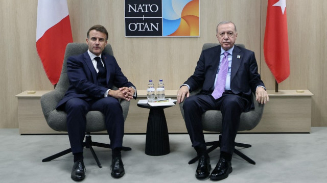 Cette photo prise et diffusée par le service de presse de la présidence turque le 25 juin 2025 montre le président français Emmanuel Macron (G) rencontrant le président turc Recep Tayyip Erdogan en marge du sommet de l'Organisation du traité de l'Atlantique Nord (OTAN) à La Haye.