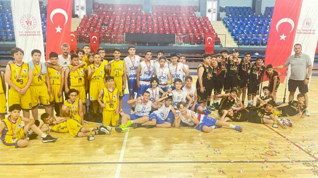 Dereceye giren takımlara madalyaları verildi.