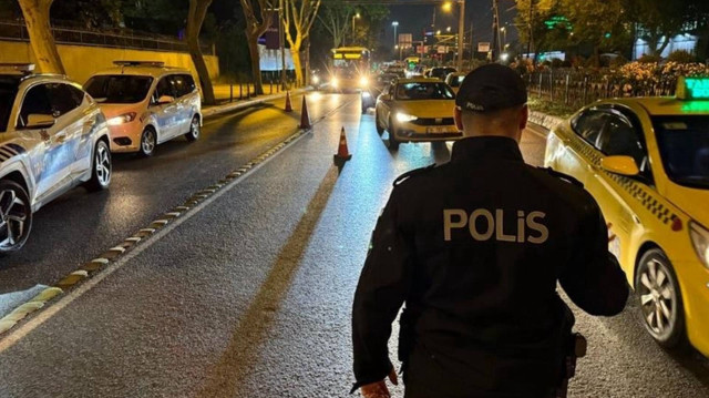 Denetimlerde 28 ruhsatsız tabanca, 3 tüfek, 7 kurusıkı tabanca, 1 yarı otomatik silah ve 34 fişek ele geçirilirken, 1562 gram uyuşturucu madde, 2 kilo 976 gram kimyasal madde, uyuşturucudan elde edildiği değerlendirilen 11 bin 60 lira ile 70 avro ele geçirildi.
