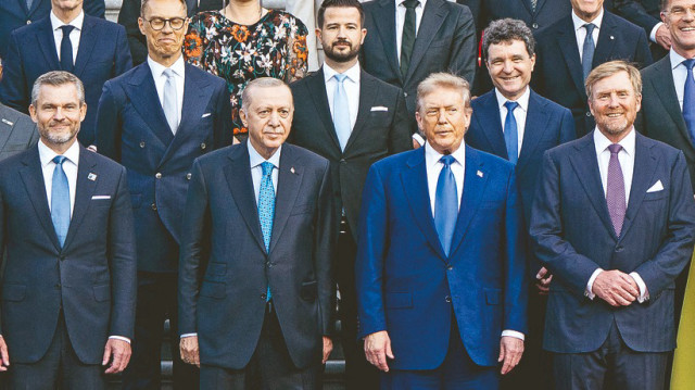 Lahey’deki NATO Devlet ve Hükümet Başkanları Zirvesi'ne katılan Cumhurbaşkanı Erdoğan, yemek öncesinde liderlerle Aile Fotoğrafı çekimine katıldı.