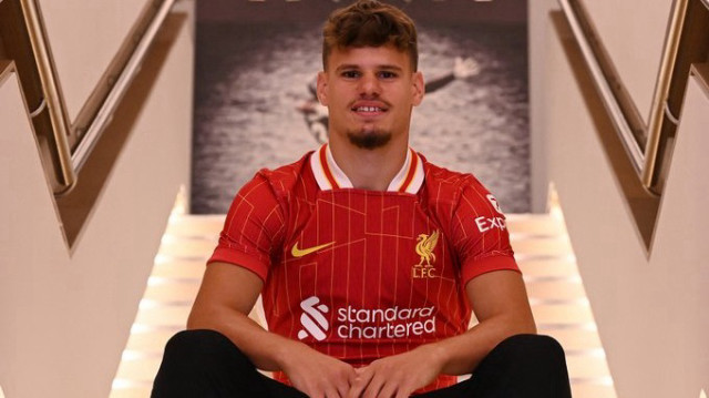 Milos Kerkez, Liverpool formasıyla poz verdi.