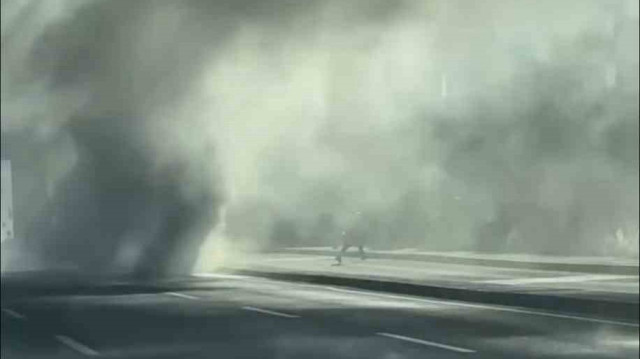 Olay yerine çok sayıda itfaiye ekibi sevk edildi. Yangın, ekiplerin müdahalesiyle kontrol altına alınarak söndürüldü.