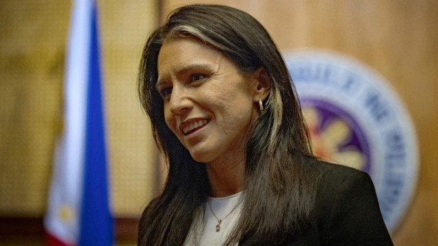 La directrice du renseignement national des États-Unis, Tulsi Gabbard, quitte la salle après une réunion à huis clos avec le président philippin Ferdinand Marcos au palais de Malacanang à Manille, le 2 juin 2025.