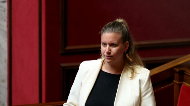 Mathilde Panot, membre du parti de gauche La France Insoumise (LFI), regarde la séance de questions au gouvernement à l'Assemblée nationale, chambre basse du Parlement français, à Paris, le 17 juin 2025.